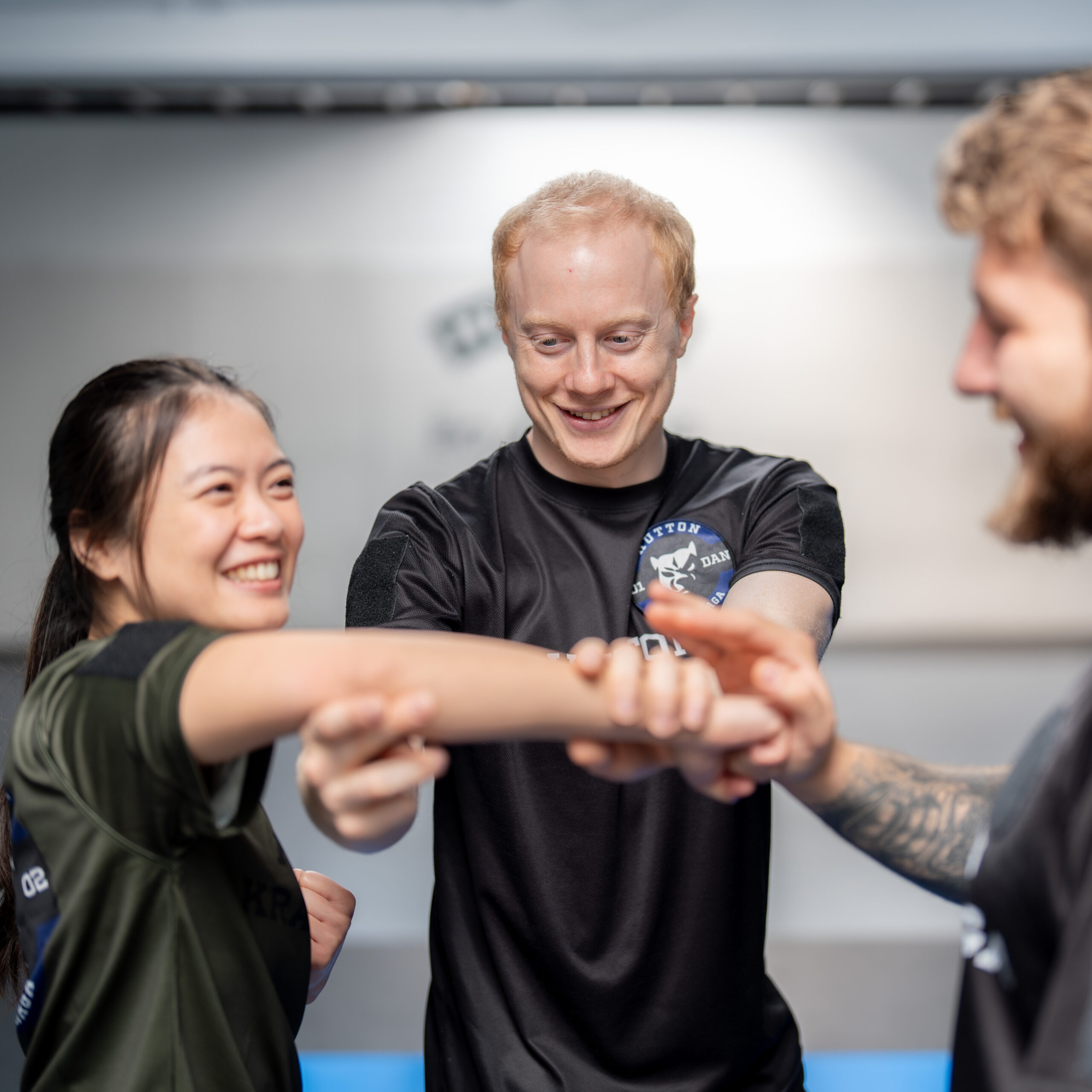 Krav Maga Trainer zeigt einer Frau eine Krav Maga Technik