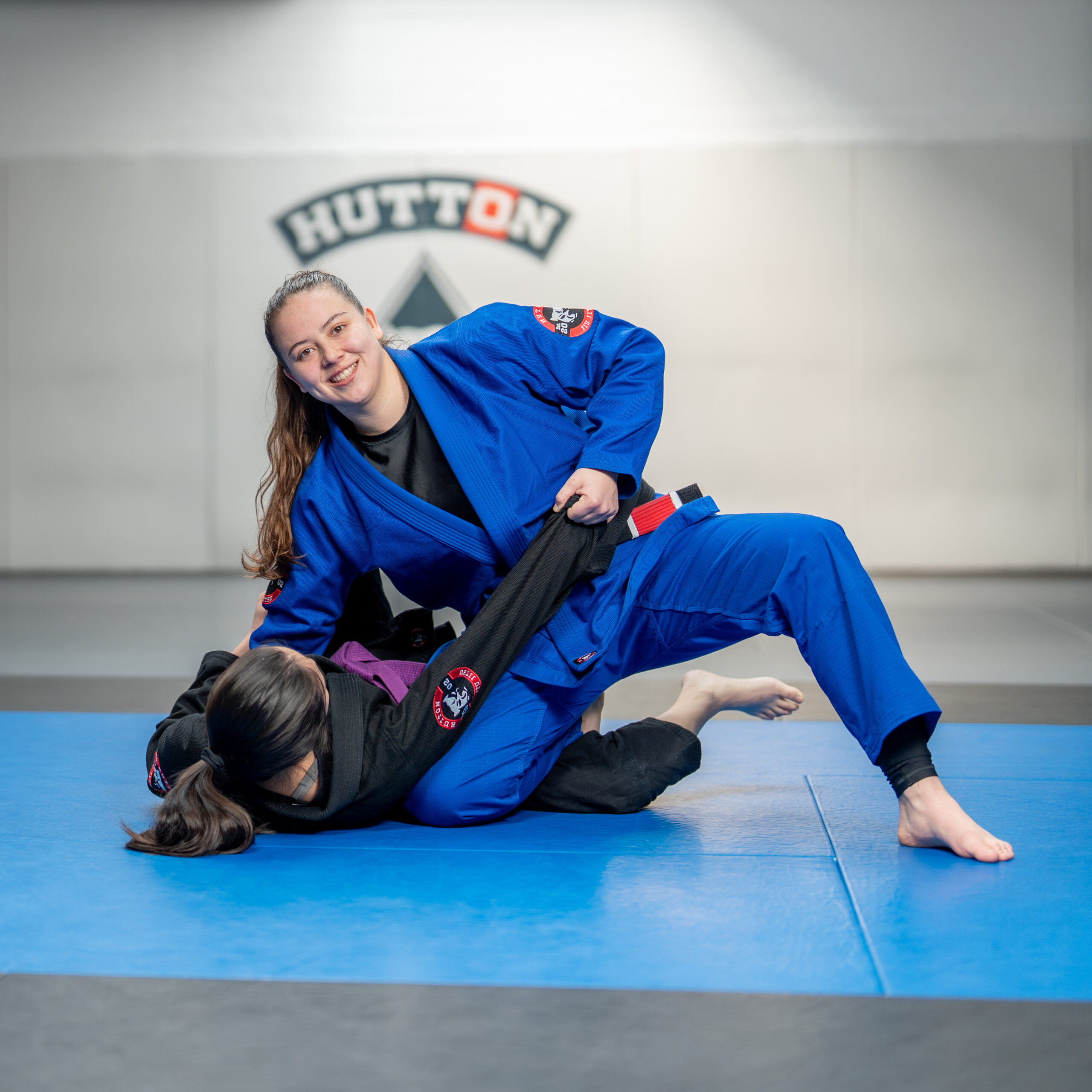 Frau macht BJJ und lächelt in die Kamera